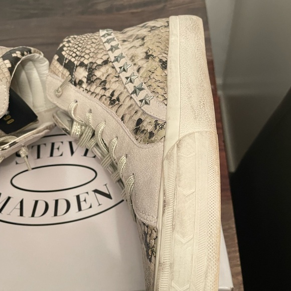 Steve Madden Snake/Beige Colored Sneakers, Size 11 - Picture 4 of 6